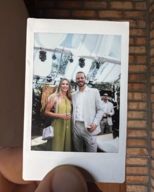 Rafael Bridi Instagram - Hoje o #tbt é do sábado passado quando os aventureiros se vestiram a carácter para celebrar a união e amor dos nossos amigos

Afinal a vida é sobre momentos e seus significados. Foi um dia de muito alegria, abraços, risadas e muito carinho orquestrados pela união da @matiahmederiross e do @kadumonguilott nos sentimos acolhidos e parte dessa celebração com todo os aspectos que vocês nutrem nessa relação de cumplicidade e rodeado de amigos do peito

Amamos vocês e esse dia em nossas vidas