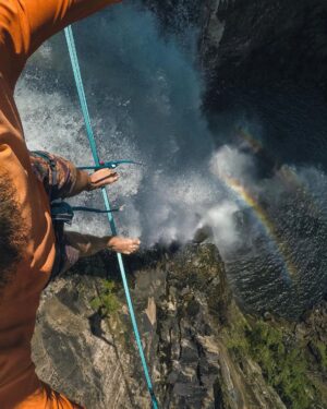 Rafael Bridi Instagram - A relação entre Highline e cachoeiras é uma paixão sem fim

Eu entendi logo no início da prática de Highline que costumeiramente as cachoeiras tinham as características ideias para a montagem dos highlines. Altura suficiente, ótima qualidade de rochas e ambientes muito bonitos imersos na natureza mais selvagem

O que eu não sabia, ou fazia pouca ideia, é que além disso tudo as são organismos vivos. Que dependendo da hora do dia apresentam enormes arco-íris, volumes de água descomunais e são habitats animais típicos de cada região como pássaros e alguns mamíferos

E para ilustrar esse texto, ou vice versa, nada melhor que uma seleção de fotos de uma missão realizada na cidade de Prudentópolis no Paraná

#parana #slackline #turismonosul #slacklife #suldomeubrasil #stayandwander #theoutbound #letsgosomewhere #instagoodmyphoto #folkgood #roamtheplanet #exploremore #welivetoexplore #socality #slacklining #travelstoke #slackliner #highlife #mtur #optoutside #welltravelled #balancecommunity #aventureirosdosul #jb3investimentos