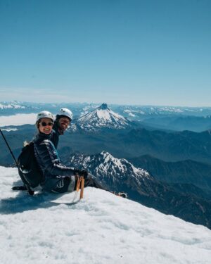 Rafael Bridi Instagram - Subir e elevar

Foi nesse lema que conquistamos o cume do vulcão Osorno no Chile. Uma subida de aproximadamente 7 horas totais e um belo desafio para o casal que não poupa novos desafios e experiências. 

Iniciamos nossa subido no dia 26 junto com a última lua cheia de 2023. Dando início a primeira experiência da @isadorasd em escaladas de gelo e técnicas verticais para ascensão de grandes montanhas. Foi um dia de superação, contemplação e conquista. 

Ao chegar no cume e contemplar uma visão 360 graus da região eu acabei brincando com ela que é fácil entender porque as pessoas se viciam nestes desafios. A sensação de liberdade e das capacidades humanas são indescritíveis

O Osorno e seus 2652 metros são muito imponentes e encantam até o mais iniciantes dos aventureiros que miram suas paredes íngremes e solitárias nas margens do lago Llanquehue. Sua subida foi um dos objetivos traçados nesta viagem que estamos conhecendo novas regiões da Patagônia Chilena e Argentina

#southamerica #exploretocreate #chile #chilean #chilegram  #travel #mindtheminimal #roam #wildernessculture #roamtheplanet #mountainplanet #quintaldedeus #totaleclipse #osorno #llanquihue #artofvisuals #voyaged #droneoftheday #jb3investimentos #aktionpaz #columbiabrasil #columbiatrip #aprovadetudo