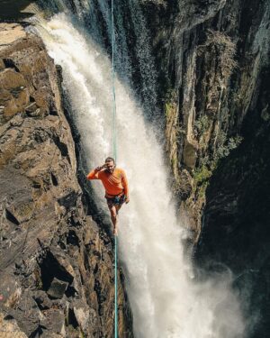 Rafael Bridi Instagram - A relação entre Highline e cachoeiras é uma paixão sem fim

Eu entendi logo no início da prática de Highline que costumeiramente as cachoeiras tinham as características ideias para a montagem dos highlines. Altura suficiente, ótima qualidade de rochas e ambientes muito bonitos imersos na natureza mais selvagem

O que eu não sabia, ou fazia pouca ideia, é que além disso tudo as são organismos vivos. Que dependendo da hora do dia apresentam enormes arco-íris, volumes de água descomunais e são habitats animais típicos de cada região como pássaros e alguns mamíferos

E para ilustrar esse texto, ou vice versa, nada melhor que uma seleção de fotos de uma missão realizada na cidade de Prudentópolis no Paraná

#parana #slackline #turismonosul #slacklife #suldomeubrasil #stayandwander #theoutbound #letsgosomewhere #instagoodmyphoto #folkgood #roamtheplanet #exploremore #welivetoexplore #socality #slacklining #travelstoke #slackliner #highlife #mtur #optoutside #welltravelled #balancecommunity #aventureirosdosul #jb3investimentos
