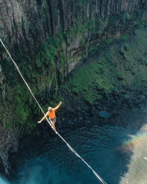 Rafael Bridi Instagram - A relação entre Highline e cachoeiras é uma paixão sem fim

Eu entendi logo no início da prática de Highline que costumeiramente as cachoeiras tinham as características ideias para a montagem dos highlines. Altura suficiente, ótima qualidade de rochas e ambientes muito bonitos imersos na natureza mais selvagem

O que eu não sabia, ou fazia pouca ideia, é que além disso tudo as são organismos vivos. Que dependendo da hora do dia apresentam enormes arco-íris, volumes de água descomunais e são habitats animais típicos de cada região como pássaros e alguns mamíferos

E para ilustrar esse texto, ou vice versa, nada melhor que uma seleção de fotos de uma missão realizada na cidade de Prudentópolis no Paraná

#parana #slackline #turismonosul #slacklife #suldomeubrasil #stayandwander #theoutbound #letsgosomewhere #instagoodmyphoto #folkgood #roamtheplanet #exploremore #welivetoexplore #socality #slacklining #travelstoke #slackliner #highlife #mtur #optoutside #welltravelled #balancecommunity #aventureirosdosul #jb3investimentos