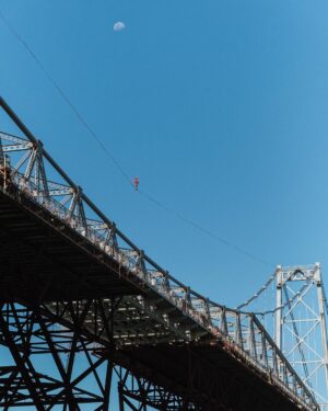Rafael Bridi Instagram - Sem dúvidas o Highline mais emotivo e significativo desta mais de década se equilibrando no ar.

Fazer o Highline na Ponte Hercílio luz na cidade onde eu nasci, na frente da minha família e de um público gigante e lindo foi surreal. Foi uma caminhada aproveitada a cada passo, a cada rajada de vento e a cada vibração das pessoas.

Um dia de muito celebração e um espírito de viver a cidade como a muito tempo eu não sentia. Já se passaram alguns anos deste projeto e as memórias são mais vivas do que nunca. A relação das travessias de highline com os centro urbanos é incrível e um cenário com inúmeras possibilidades.

#slackline #highline #slacklining #highlining #balancecommunity #pontehercilioluz #PHL #floripa #ilhadamagia #vibefloripa #florianopolis #santacatarina #sc_natureza #turismonosul #scnatureza #natureza #sunset #southamerica #guinness #mturismo #curtamaisfloripa #governosc #drone #turismonosul