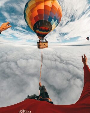 Rafael Bridi Instagram - Tem algumas imagens que não saem das nossas cabeças. Poder caminhar acima das nuvens entre dois balões é uma delas. E pra eternizar esse momento, a qualidade da #GoProMax da @goprobr faz toda diferença na hora de captar o melhor POV possível.

E vc, qual a aventura que você não esquece de jeito nenhum? 

#goprobr #highlining #goprohero #praiagrande #balancecommunity #exploretocreate #GoProMax #mytinyatlas #tripmundao #turismonosul #santacatarina #adventurethatislife #folkcreative #theglobewanderer #welltravelled #slacklining