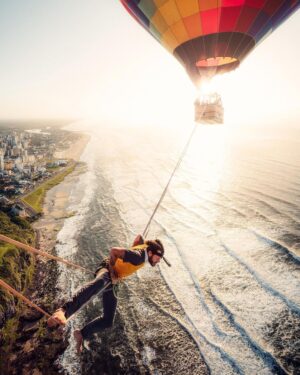 Rafael Bridi Instagram - Preparation for certain projects has its mysteries. Dealing with total freedom while riding the highline is complex. A mix of achievement, respect, challenge and connection with the present. A crossing over the sea between balloons is a very rare. It takes a combination of very atypical winds. It was the day after a cyclone on the coast of Santa Catarina and Rio Grande do Sul. With this crossing I was able to see that there is a big difference between the ways that the highline behaves due to height, wind and tension of the line between the balloons. This variation brings a special beauty, a possibility to adapt. Added pressure from an injury recovery process combined with a commercial recording. I feel privileged to be able to live this unique moment, a day capable of igniting my passion for the highline even more.

Thanks to @balancecommunity for the best highline equipment for all my projects. And to the incredible pilots @murilo_pilot and @luciano.gross and the entire @voe_nos_canyons team for their constant support and believe in my ideas

A preparação em em certas travessias tem seus mistérios. Lidar com a liberdade total na fita andando no highline é complexo. Uma mistura de realização, respeito, desafio e conexão com o presente. Uma travessia sobre o mar entre balões é uma condição muito rara. É preciso uma combinação de ventos muito atípicos. Foi um dia após um ciclone na costa catarinense e gaúcha. Com esta travessia eu pude perceber que existe uma grande diferença entra as maneiras que o highline se comporta devido a altura, vento e tensão do highline entre os balões. Esta variação traz uma beleza especial, uma possibilidade de se adaptar. Adicionado a pressão de um processo de recuperação de uma lesão combinado uma gravação comercial. Me sinto privilegia de poder viver este momento ímpar, um dia capaz de incendiar ainda mais minha paixão pelo highline.

Agradecer a @balancecommunity pelos melhores equipamentos de highline para todos meus projetos. E aos incríveis pilotos @murilo_pilot e @luciano.gross e toda equipe da @voe_nos_canyons pelo constante suporte e por acreditar nas minhas ideias