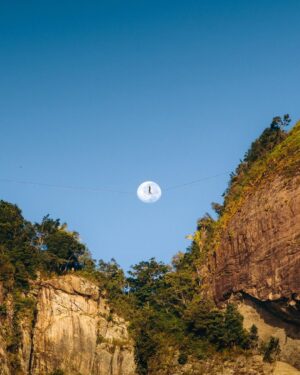 Rafael Bridi Instagram - Moonwalk - sincronia e talento

Essa foto é a representação perfeita do alinhamento entre vontade, técnica e lugar certo na hora certa. Para esta produção nosso foco era o nascer do sol, as cores quentes e o contraste com as montanhas do Rio de Janeiro. Só que no dia da captura era também o final da lua cheia, o que acabou proporcionando a possibilidade de eu caminhar dentro dela se pondo

Esta imagem é uma foto panorâmica tirada com o Mavic 3 pro da @djiglobal no zoom de 7x durante sua campanha de lançamento. Foto de @emmett_sparling

#moonwalk #stayandwander #optoutside #discoverearth #earthfocus #pedradagavea #riodejaneiro #drone #trilhandolitoral #errejota #dji #roam #rj #artofvisuals #trilheirasdobrasil #paraisoradicalrj #trilhandoeseaventurando #folkscenery #dronestagram #theoutbound #welivetoexplore #mytinyatlas #thegreatoutdoors #voyaged #droneoftheday #fromwhereidrone #021 #trilhandotrilhas #panoramic