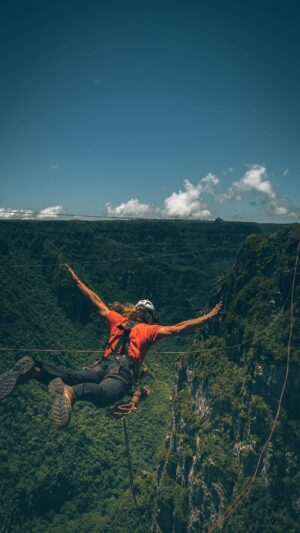Rafael Bridi Instagram - Adrenalina a centenas de metros do chão

Esse é a aventura mais radical que eu já fiz, Salto no Cânion Amola faca na cidade de São José dos Ausentes. Este foi o @saltodepêndulo mais amedrontador de todos. Afinal saltar ao lado de uma cachoeira de 243 metros de altura faz isso com nossos sentidos.

Outra curiosidade é que estes eventos representaram o Salto de Pêndulo comercial mais alto do Brasil. Esta que é uma das cachoeiras mais altas da região sul e do Brasil. Dito isso, quem quer que a gente volte a operar eventos na borda dos cânions com suas cachoeiras e belezas que só essa região proporciona?

#saltodependulo #soquempulasabe #turismonosul #mtur #osmelhoresdestinos #adrenaline #freefall #ropejump
