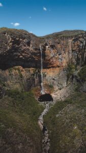 Rafael Bridi Instagram - Cachoeira do Tabuleiro - MG Conhecida por seu formato de coração e por ser a queda mais alta de Minas Gerais com 273 metros de altura é um lugar que não pode faltar no roteiro de quem visita a serra do Cipó e arredores. Localizada no município de Conceição do Mato Dentro é o maior atrativo da região. Abaixo os detalhes para você conhecer esse paraíso 🔺A sede do parque está a 19 km de distância de Conceição e hoje só conta com um trecho de pouco mais de 4km de estrada de terra 🔺O valor por visitante é de R$ 10,00 🔺No valor da entrada o visitante tem direito a um colete, que é de uso obrigatório para quem for mergulhar no poço da queda 🔺A trilha para a parte de baixo é de 3km de extensão. Iniciando com um um caminho construído com muitos degraus, áreas para descanso e até ducha. Depois a trilha continua pelo leito do rio com setas pintadas nas pedras indicando o caminho 🔺Você também pode visitar a parte de cima. A entrada pelo parque é diferente e uma parte da estrada só carros 4x4 consegue passar 🔺O parque tem limite de 450 pessoas por dia e o horário de funcionamento é entre 8h às 17h E ai, está espera o quê pra conhecer esse lugar incrível em Minas Gerais #waterfall #minasgerais #drone #visitbrasil #cachoeira #goprooftheday #mtur #blogmochilando #destinosimperdiveis #mg #droneoftheday #sobrelugares #queroviajarmais #aerialphotography #goprohero #trekking #cachoeirasdobrasil #exploreminas #lugaresdeminas #chasingwaterfalls #droneporn #goprobrasil #goprobr #underwater