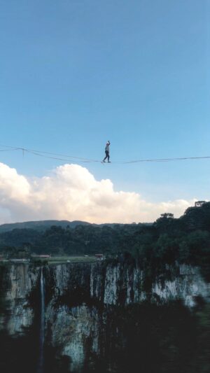 Rafael Bridi Instagram - A dança do equilibrista 

Hoje eu busco constantemente ressignificar o equilíbrio suas formas e expressões. Já teve o momento que ele estava totalmente focado na prática individual. Outros momentos ele era totalmente focado no desenvolvimento do coletivo e da comunidade. Hoje, ambos têm grande peso, porém o grande guia é aprender junto ao aprendizado e evolução do outro 

Esse vídeo represente bem este momento presente. Não era eu caminhando, mas eu me sentida lá, junto com o @davis_hermes enquanto  ela tinha a primeira experiência neste highline do Avencal. A grande ironia é que por mais que se busque entender a situação do outro, suas sensações e sentimentos é impossível ser está outra pessoa. Então o simples fato de refletir para a escrita deste texto já me faz ter uma grande compaixão pelo próximo e seu processo

E você como lida com a sua busca por equilíbrio na vida?

#highline #slacklining #balancecommunity #outsideculture #lifeofadventure #trilhando #theoriginalgasters #visualoftheearth #turismonosul #exploretocreate #urubici #descubrasc #thegreatoutdoors #voyaged #droneoftheday #fromwhereidrone #trilhandotrilhas #stayandwander #optoutside #discoverearth #earthfocus #santacatarina #aventurassc