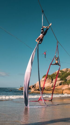 Rafael Bridi Instagram - Um #tbt deste dia que todas as formas de arte se juntaram na praia do Gravatá

Foi uma união de grupos diferentes que tem muitas paixões em comum. Sem dúvidas um dia que deixa saudades. Que neste momento está sendo canalizada para a construção de outro momento como este muito em breve

E serve também de lembrança e recordação do tanto de energia e tempo dedicado a comunidade de slackline do Brasil e do mundo e o belo resultado que esta trajetória tem gerando. Tanto pra mim como indivíduo, como de maneira geral na evolução e destaque do Brasil em inúmeros aspectos dentro da amplitude que é o slackline 

#florianopolis #slacklining #balancecommunity #turismonosul #santacatarina #aerialsilks #ilhadamagia #tripmundao #tecido #outsideculture #lifeofadventure #trilhando #theoriginalgasters #visualoftheearth #exploretocreate #boomerang #aventureirosdosul #dronevideo #droneshots