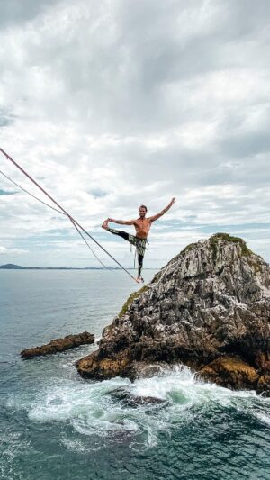 Rafael Bridi Instagram - Highline sobre o mar é um verdadeiro privilégio 

Tenho inúmeras travessias realizadas entre os costoes e suas fendas. São locais com ótimas características para quem quer se desafiar nas alturas e mora no litoral

Mas essa travessia tem um toque especial. Ela é realizada entre duas ilhas localizadas na cidade de Piçarras - SC a mais de 6km da costa

A travessia entre as ilhas Itacolomi acontecem durante o evento @entreilhashighline e nesse ano de 2023 o desafio é no formato de competição de velocidade. Vence quem cruzar o highline mais rápido, no dia 10/12 com a presença de grandes atletas brasileiros batalhando pelo título. Eu tô super animado com a possibilidade de participar nesse novo formato de evento de velocidade

Imagens captadas com a minha GoProMax da @goprobr

#slackline #highlining #santacatarina #turismonosul #balancecommunity