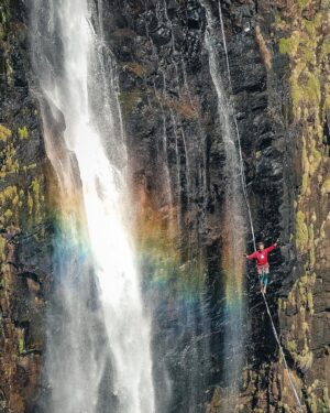 Rafael Bridi Instagram - A relação entre Highline e cachoeiras é uma paixão sem fim

Eu entendi logo no início da prática de Highline que costumeiramente as cachoeiras tinham as características ideias para a montagem dos highlines. Altura suficiente, ótima qualidade de rochas e ambientes muito bonitos imersos na natureza mais selvagem

O que eu não sabia, ou fazia pouca ideia, é que além disso tudo as são organismos vivos. Que dependendo da hora do dia apresentam enormes arco-íris, volumes de água descomunais e são habitats animais típicos de cada região como pássaros e alguns mamíferos

E para ilustrar esse texto, ou vice versa, nada melhor que uma seleção de fotos de uma missão realizada na cidade de Prudentópolis no Paraná

#parana #slackline #turismonosul #slacklife #suldomeubrasil #stayandwander #theoutbound #letsgosomewhere #instagoodmyphoto #folkgood #roamtheplanet #exploremore #welivetoexplore #socality #slacklining #travelstoke #slackliner #highlife #mtur #optoutside #welltravelled #balancecommunity #aventureirosdosul #jb3investimentos