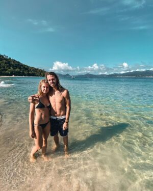 Rafael Bridi Instagram - Viva Yemanjá a mãe das águas

Celebrar esse dia enaltecendo a proteção dos mares, da nossa relação com os oceanos e o papel importante que ela representa para nosso povo e país é fundamental

Antes da minha intenção relação com as montanhas eu sempre fui um verdadeiro peixe. Seja praticando natação, ou surfando das dos meus primeiros anos de vida até os dias de hoje. Eu tenho um respeito enorme pelas águas, por sua força e por esse contato tipo mãe. Que nos envolve e nos nutri

Que Yemanjá projeta e ilumine todos vocês no dia de hoje. Odò Iyá! 

Fotos na ilha do campeche em um rolê com a @isadorasd

#ilhadocampeche #floripando #santacatarina #descubrasc #underwater #mytinyatlas #turismonosul #floripa #southamerica #iphone #couple #fotosdecasal #florianopolis #ilhadamagia #exploretocreate #visitbrasil #melhoresdestinos