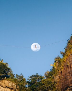 Rafael Bridi Instagram - Moonwalk - sincronia e talento

Essa foto é a representação perfeita do alinhamento entre vontade, técnica e lugar certo na hora certa. Para esta produção nosso foco era o nascer do sol, as cores quentes e o contraste com as montanhas do Rio de Janeiro. Só que no dia da captura era também o final da lua cheia, o que acabou proporcionando a possibilidade de eu caminhar dentro dela se pondo

Esta imagem é uma foto panorâmica tirada com o Mavic 3 pro da @djiglobal no zoom de 7x durante sua campanha de lançamento. Foto de @emmett_sparling

#moonwalk #stayandwander #optoutside #discoverearth #earthfocus #pedradagavea #riodejaneiro #drone #trilhandolitoral #errejota #dji #roam #rj #artofvisuals #trilheirasdobrasil #paraisoradicalrj #trilhandoeseaventurando #folkscenery #dronestagram #theoutbound #welivetoexplore #mytinyatlas #thegreatoutdoors #voyaged #droneoftheday #fromwhereidrone #021 #trilhandotrilhas #panoramic