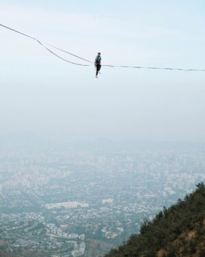 Rafael Bridi Instagram - Dia 1/3 da nossa primeira aventura no Chile. Após a devida chegada, descarregamento de malas, adaptação e organização em Viña/Valpo fomos para as alturas. E foi nesta linha de Highline incrível nas montanhas dos arredores de Santiago que desafiamos o equilíbrio.

Ainda quando estávamos planejando os detalhes da viagem, eu falei com o @equi.li.bri.lo e deixamos combinado de nos encontrar e subir as montanhas nos arredores do Barrio Alto. Depois de uma trilha de uns 30 minutos bem inclinada chegamos a este Highline de 290 metros de distância com todo o vale e a capital chilena, Santiago ao fundo.

Foi um dia que começou com Highline sem vento, depois teve bastante vento e terminou com um por do Sol incrível refletindo o dourado nos prédios e casas da cidade. A @isadorasd pelo visto curtiu a caminhada diferente decorrente dos intensos ventos no topo das escarpas. 

Ainda em nossa adaptação aproveitamos para passear pelas redondezas e nuances do litoral e a cultura que formam essa região do Chile. Visitamos a praia dos desportes, encontramos velhos amigos e fizemos novos. Nos familiarizamos com os Cochayuyos, o lar temporário da Isa e o contraste da arquitetura nova com a histórica do lugar.

#exploretocreate #chile #chilean #chilegram #slacklining #slacklife #Highline #artofvisuals #voyaged #southamerica #jb3investimentos #aktionpaz #columbiabrasil #columbiatrip #aprovadetudo #balancecommunity #roamtheplanet #mytinyatlas #welivetoexplore #doyoutravel #slackliners #slacklinebrasil #viña
