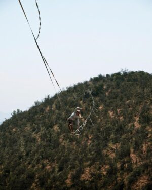 Rafael Bridi Instagram - Dia 1/3 da nossa primeira aventura no Chile. Após a devida chegada, descarregamento de malas, adaptação e organização em Viña/Valpo fomos para as alturas. E foi nesta linha de Highline incrível nas montanhas dos arredores de Santiago que desafiamos o equilíbrio.

Ainda quando estávamos planejando os detalhes da viagem, eu falei com o @equi.li.bri.lo e deixamos combinado de nos encontrar e subir as montanhas nos arredores do Barrio Alto. Depois de uma trilha de uns 30 minutos bem inclinada chegamos a este Highline de 290 metros de distância com todo o vale e a capital chilena, Santiago ao fundo.

Foi um dia que começou com Highline sem vento, depois teve bastante vento e terminou com um por do Sol incrível refletindo o dourado nos prédios e casas da cidade. A @isadorasd pelo visto curtiu a caminhada diferente decorrente dos intensos ventos no topo das escarpas. 

Ainda em nossa adaptação aproveitamos para passear pelas redondezas e nuances do litoral e a cultura que formam essa região do Chile. Visitamos a praia dos desportes, encontramos velhos amigos e fizemos novos. Nos familiarizamos com os Cochayuyos, o lar temporário da Isa e o contraste da arquitetura nova com a histórica do lugar.

#exploretocreate #chile #chilean #chilegram #slacklining #slacklife #Highline #artofvisuals #voyaged #southamerica #jb3investimentos #aktionpaz #columbiabrasil #columbiatrip #aprovadetudo #balancecommunity #roamtheplanet #mytinyatlas #welivetoexplore #doyoutravel #slackliners #slacklinebrasil #viña