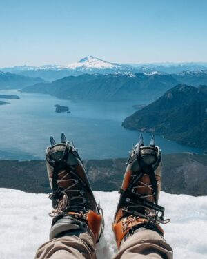 Rafael Bridi Instagram - Subir e elevar

Foi nesse lema que conquistamos o cume do vulcão Osorno no Chile. Uma subida de aproximadamente 7 horas totais e um belo desafio para o casal que não poupa novos desafios e experiências. 

Iniciamos nossa subido no dia 26 junto com a última lua cheia de 2023. Dando início a primeira experiência da @isadorasd em escaladas de gelo e técnicas verticais para ascensão de grandes montanhas. Foi um dia de superação, contemplação e conquista. 

Ao chegar no cume e contemplar uma visão 360 graus da região eu acabei brincando com ela que é fácil entender porque as pessoas se viciam nestes desafios. A sensação de liberdade e das capacidades humanas são indescritíveis

O Osorno e seus 2652 metros são muito imponentes e encantam até o mais iniciantes dos aventureiros que miram suas paredes íngremes e solitárias nas margens do lago Llanquehue. Sua subida foi um dos objetivos traçados nesta viagem que estamos conhecendo novas regiões da Patagônia Chilena e Argentina

#southamerica #exploretocreate #chile #chilean #chilegram  #travel #mindtheminimal #roam #wildernessculture #roamtheplanet #mountainplanet #quintaldedeus #totaleclipse #osorno #llanquihue #artofvisuals #voyaged #droneoftheday #jb3investimentos #aktionpaz #columbiabrasil #columbiatrip #aprovadetudo