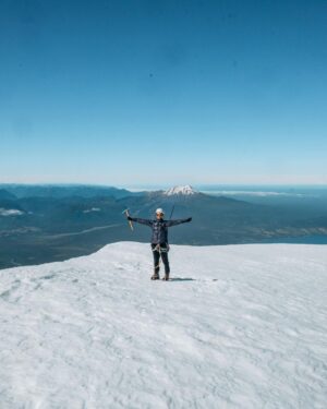 Rafael Bridi Instagram - Subir e elevar

Foi nesse lema que conquistamos o cume do vulcão Osorno no Chile. Uma subida de aproximadamente 7 horas totais e um belo desafio para o casal que não poupa novos desafios e experiências. 

Iniciamos nossa subido no dia 26 junto com a última lua cheia de 2023. Dando início a primeira experiência da @isadorasd em escaladas de gelo e técnicas verticais para ascensão de grandes montanhas. Foi um dia de superação, contemplação e conquista. 

Ao chegar no cume e contemplar uma visão 360 graus da região eu acabei brincando com ela que é fácil entender porque as pessoas se viciam nestes desafios. A sensação de liberdade e das capacidades humanas são indescritíveis

O Osorno e seus 2652 metros são muito imponentes e encantam até o mais iniciantes dos aventureiros que miram suas paredes íngremes e solitárias nas margens do lago Llanquehue. Sua subida foi um dos objetivos traçados nesta viagem que estamos conhecendo novas regiões da Patagônia Chilena e Argentina

#southamerica #exploretocreate #chile #chilean #chilegram  #travel #mindtheminimal #roam #wildernessculture #roamtheplanet #mountainplanet #quintaldedeus #totaleclipse #osorno #llanquihue #artofvisuals #voyaged #droneoftheday #jb3investimentos #aktionpaz #columbiabrasil #columbiatrip #aprovadetudo