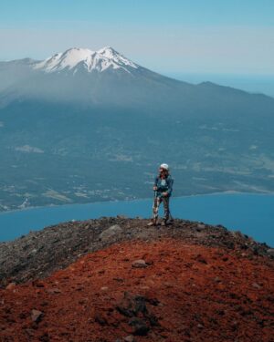 Rafael Bridi Instagram - Subir e elevar

Foi nesse lema que conquistamos o cume do vulcão Osorno no Chile. Uma subida de aproximadamente 7 horas totais e um belo desafio para o casal que não poupa novos desafios e experiências. 

Iniciamos nossa subido no dia 26 junto com a última lua cheia de 2023. Dando início a primeira experiência da @isadorasd em escaladas de gelo e técnicas verticais para ascensão de grandes montanhas. Foi um dia de superação, contemplação e conquista. 

Ao chegar no cume e contemplar uma visão 360 graus da região eu acabei brincando com ela que é fácil entender porque as pessoas se viciam nestes desafios. A sensação de liberdade e das capacidades humanas são indescritíveis

O Osorno e seus 2652 metros são muito imponentes e encantam até o mais iniciantes dos aventureiros que miram suas paredes íngremes e solitárias nas margens do lago Llanquehue. Sua subida foi um dos objetivos traçados nesta viagem que estamos conhecendo novas regiões da Patagônia Chilena e Argentina

#southamerica #exploretocreate #chile #chilean #chilegram  #travel #mindtheminimal #roam #wildernessculture #roamtheplanet #mountainplanet #quintaldedeus #totaleclipse #osorno #llanquihue #artofvisuals #voyaged #droneoftheday #jb3investimentos #aktionpaz #columbiabrasil #columbiatrip #aprovadetudo