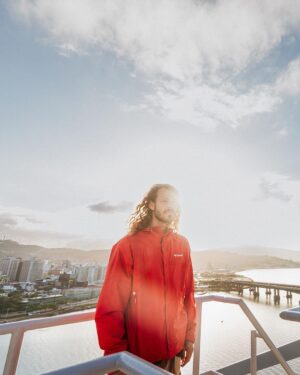 Rafael Bridi Instagram - Sem dúvidas o Highline mais emotivo e significativo desta mais de década se equilibrando no ar.

Fazer o Highline na Ponte Hercílio luz na cidade onde eu nasci, na frente da minha família e de um público gigante e lindo foi surreal. Foi uma caminhada aproveitada a cada passo, a cada rajada de vento e a cada vibração das pessoas.

Um dia de muito celebração e um espírito de viver a cidade como a muito tempo eu não sentia. Já se passaram alguns anos deste projeto e as memórias são mais vivas do que nunca. A relação das travessias de highline com os centro urbanos é incrível e um cenário com inúmeras possibilidades.

#slackline #highline #slacklining #highlining #balancecommunity #pontehercilioluz #PHL #floripa #ilhadamagia #vibefloripa #florianopolis #santacatarina #sc_natureza #turismonosul #scnatureza #natureza #sunset #southamerica #guinness #mturismo #curtamaisfloripa #governosc #drone #turismonosul
