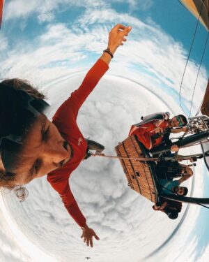Rafael Bridi Instagram - Tem algumas imagens que não saem das nossas cabeças. Poder caminhar acima das nuvens entre dois balões é uma delas. E pra eternizar esse momento, a qualidade da #GoProMax da @goprobr faz toda diferença na hora de captar o melhor POV possível.

E vc, qual a aventura que você não esquece de jeito nenhum? 

#goprobr #highlining #goprohero #praiagrande #balancecommunity #exploretocreate #GoProMax #mytinyatlas #tripmundao #turismonosul #santacatarina #adventurethatislife #folkcreative #theglobewanderer #welltravelled #slacklining