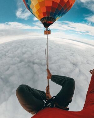 Rafael Bridi Instagram - Tem algumas imagens que não saem das nossas cabeças. Poder caminhar acima das nuvens entre dois balões é uma delas. E pra eternizar esse momento, a qualidade da #GoProMax da @goprobr faz toda diferença na hora de captar o melhor POV possível.

E vc, qual a aventura que você não esquece de jeito nenhum? 

#goprobr #highlining #goprohero #praiagrande #balancecommunity #exploretocreate #GoProMax #mytinyatlas #tripmundao #turismonosul #santacatarina #adventurethatislife #folkcreative #theglobewanderer #welltravelled #slacklining