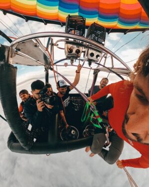 Rafael Bridi Instagram - Tem algumas imagens que não saem das nossas cabeças. Poder caminhar acima das nuvens entre dois balões é uma delas. E pra eternizar esse momento, a qualidade da #GoProMax da @goprobr faz toda diferença na hora de captar o melhor POV possível.

E vc, qual a aventura que você não esquece de jeito nenhum? 

#goprobr #highlining #goprohero #praiagrande #balancecommunity #exploretocreate #GoProMax #mytinyatlas #tripmundao #turismonosul #santacatarina #adventurethatislife #folkcreative #theglobewanderer #welltravelled #slacklining