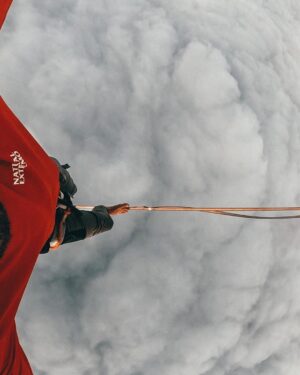 Rafael Bridi Instagram - Tem algumas imagens que não saem das nossas cabeças. Poder caminhar acima das nuvens entre dois balões é uma delas. E pra eternizar esse momento, a qualidade da #GoProMax da @goprobr faz toda diferença na hora de captar o melhor POV possível.

E vc, qual a aventura que você não esquece de jeito nenhum? 

#goprobr #highlining #goprohero #praiagrande #balancecommunity #exploretocreate #GoProMax #mytinyatlas #tripmundao #turismonosul #santacatarina #adventurethatislife #folkcreative #theglobewanderer #welltravelled #slacklining