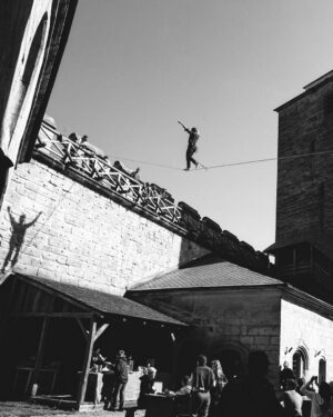 Rafael Bridi Instagram - Hoje a história do #tbt é inusitada em duas frentes. A primeira e mais clara, diante da galeria de fotos compartilhadas, é fazer a prática de highline em um castelo na República Tcheca. No ano de 2014 eu acabei me aproximando muito da comunidade de slackline Tcheca e fui participar deste festival que tinham várias travessias dentro do castelo e do castelo para a floresta ao redor

A outra história inusitada, ao menos pra mim, é como os jovens lá tem a cultura de beber. Não tô falando de água meus amigos é álcool no café da manhã até a noite. Pessoal super animado e disposto pra festejar e sempre com uma bebida embaixo do braços 😜 pessoal já acordava junto saia do saco de dormir e já oferecia um Shoot pra dar uma aquecida. E você, de qual time seria? 

#castle #slackline #czech #slacklife #medieval #stayandwander #mytinyatlas #adventurethatislife #folkcreative #theglobewanderer #welltravelled #cz #slacklining #Highline #balancecommunity #slacklining #europe #tourism