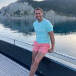 Rafael Nadal Instagram – Buenos días ☀️ 
Por ahora disfrutando el mar y unos días de desconexión total con mi familia. 
¿Os mantengo al tanto de mis vacaciones? 😉
@crabscompany Mediterranean Sea