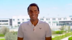 Rafael Nadal Instagram - Hola a todos.

Hace un tiempo que no me comunico directamente con vosotros. Han sido unas semanas y unos meses difíciles. 

Como sabéis me hice una una lesión importante en Australia, en el Psoas. En principio tenían que ser de seis a ocho semanas de período de recuperación y ya vamos por la catorce. La realidad es que la situación no es la que hubiéramos esperado. Se han seguido todas indicaciones médicas, pero de alguna manera la evolución no ha sido la que en principio nos dijeron y nos encontramos en una situación que es difícil. Están pasando las semanas y tenía la ilusión de poder jugar en torneos que son los más importantes en mi carrera como Monte Carlo, Barcelona, Madrid, Roma, Roland Garros y de momento me he perdido Monte Carlo y Barcelona. No voy a poder estar en Madrid desgraciadamente. 

La lesión sigue sin curarse y no puedo trabajar lo que necesito para para competir. Estaba entrenando, pero ahora hace unos días hemos decidido cambiar un poquito de rumbo, hacer otro tratamiento y ver si las cosas mejoran para intentar llegar a lo que venga. No puedo dar plazos porque si los supiera os lo diría pero no lo sé. Esta es la situación actual.

Quiero también mandar un saludo especial a todo el público de Madrid y español porque me habré perdido los dos torneos que se juegan aquí en casa. Todos sabéis lo que significa para mí jugar estos torneos y en este caso en Madrid que no voy a poder jugarlo con todo lo que me ha dado. 

No me queda más que intentar estar con la actitud adecuada durante todo este tiempo, intentar darme la oportunidad de competir en alguno de los torneos que queda de la temporada de tierra y no me queda más remedio que trabajar y estar con la mentalidad adecuada. 

Un abrazo muy fuerte a todos y en cuanto que tenga noticias pues os informaré. Gracias!