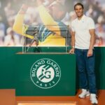 Rafael Nadal Instagram - 🤗 We're so excited to have this sculpture at the @rafanadalmuseum! 😍 🗣️ @rafaelnadal: ”𝙍𝙤𝙡𝙖𝙣𝙙 𝙂𝙖𝙧𝙧𝙤𝙨 𝙞𝙨 𝙩𝙝𝙚 𝙢𝙤𝙨𝙩 𝙞𝙢𝙥𝙤𝙧𝙩𝙖𝙣𝙩 𝙥𝙡𝙖𝙘𝙚 𝙞𝙣 𝙢𝙮 𝙘𝙖𝙧𝙚𝙚𝙧 𝙖𝙣𝙙 𝙄’𝙢 𝙫𝙚𝙧𝙮 𝙝𝙖𝙥𝙥𝙮 𝙩𝙤 𝙝𝙖𝙫𝙚 𝙩𝙝𝙖𝙩 𝙨𝙩𝙖𝙩𝙪𝙚 𝙩𝙝𝙚𝙧𝙚. 𝘽𝙚𝙞𝙣𝙜 𝙖𝙗𝙡𝙚 𝙩𝙤 𝙝𝙖𝙫𝙚 𝙩𝙝𝙞𝙨 𝙧𝙚𝙥𝙡𝙞𝙘𝙖 𝙝𝙚𝙧𝙚, 𝙞𝙣 𝙢𝙮 𝙝𝙤𝙢𝙚 𝙩𝙤𝙬𝙣, 𝙖𝙩 𝙩𝙝𝙚 𝙈𝙪𝙨𝙚𝙪𝙢 𝙖𝙣𝙙 𝙞𝙣 𝙖 𝙥𝙡𝙖𝙘𝙚 𝙩𝙝𝙖𝙩 𝙞𝙨 𝙨𝙤 𝙘𝙡𝙤𝙨𝙚 𝙩𝙤 𝙢𝙚, 𝙛𝙤𝙧 𝙢𝙮 𝙛𝙖𝙢𝙞𝙡𝙮 𝙖𝙣𝙙 𝙛𝙤𝙧 𝙢𝙮 𝙩𝙚𝙖𝙢 𝙢𝙖𝙠𝙚𝙨 𝙞𝙩 𝙚𝙫𝙚𝙣 𝙢𝙤𝙧𝙚 𝙨𝙥𝙚𝙘𝙞𝙖𝙡. 𝙄’𝙢 𝙫𝙚𝙧𝙮 𝙜𝙧𝙖𝙩𝙚𝙛𝙪𝙡 𝙩𝙤 𝙚𝙫𝙚𝙧𝙮𝙤𝙣𝙚 𝙬𝙝𝙤 𝙝𝙖𝙨 𝙢𝙖𝙙𝙚 𝙞𝙩 𝙥𝙤𝙨𝙨𝙞𝙗𝙡𝙚 𝙖𝙣𝙙 𝙞𝙩 𝙞𝙨 𝙣𝙤𝙬 𝙝𝙚𝙧𝙚, 𝙖𝙡𝙤𝙣𝙜𝙨𝙞𝙙𝙚 𝙢𝙮 𝙩𝙧𝙤𝙥𝙝𝙞𝙚𝙨, 𝙨𝙤 𝙩𝙝𝙖𝙩 𝙚𝙫𝙚𝙧𝙮𝙤𝙣𝙚 𝙘𝙖𝙣 𝙘𝙤𝙢𝙚 𝙖𝙣𝙙 𝙨𝙚𝙚 𝙞𝙩”, VAMOS‼️ Rafa Nadal Museum