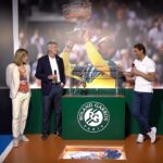 Rafael Nadal Instagram - Roland-Garros tournament director @amemauresmo79 and FFT president Gilles Moretton were hosted last Wednesday by Rafael Nadal and his team in order to unveil a replica of Rafa’s statue 🎾 The 14-time winner showed Amélie Mauresmo and Gilles Moretton around his academy, including the Roland-Garros restaurant 🤝 See you in Paris in a couple of months Rafa 🧡