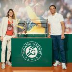 Rafael Nadal Instagram - 🤗 We're so excited to have this sculpture at the @rafanadalmuseum! 😍 🗣️ @rafaelnadal: ”𝙍𝙤𝙡𝙖𝙣𝙙 𝙂𝙖𝙧𝙧𝙤𝙨 𝙞𝙨 𝙩𝙝𝙚 𝙢𝙤𝙨𝙩 𝙞𝙢𝙥𝙤𝙧𝙩𝙖𝙣𝙩 𝙥𝙡𝙖𝙘𝙚 𝙞𝙣 𝙢𝙮 𝙘𝙖𝙧𝙚𝙚𝙧 𝙖𝙣𝙙 𝙄’𝙢 𝙫𝙚𝙧𝙮 𝙝𝙖𝙥𝙥𝙮 𝙩𝙤 𝙝𝙖𝙫𝙚 𝙩𝙝𝙖𝙩 𝙨𝙩𝙖𝙩𝙪𝙚 𝙩𝙝𝙚𝙧𝙚. 𝘽𝙚𝙞𝙣𝙜 𝙖𝙗𝙡𝙚 𝙩𝙤 𝙝𝙖𝙫𝙚 𝙩𝙝𝙞𝙨 𝙧𝙚𝙥𝙡𝙞𝙘𝙖 𝙝𝙚𝙧𝙚, 𝙞𝙣 𝙢𝙮 𝙝𝙤𝙢𝙚 𝙩𝙤𝙬𝙣, 𝙖𝙩 𝙩𝙝𝙚 𝙈𝙪𝙨𝙚𝙪𝙢 𝙖𝙣𝙙 𝙞𝙣 𝙖 𝙥𝙡𝙖𝙘𝙚 𝙩𝙝𝙖𝙩 𝙞𝙨 𝙨𝙤 𝙘𝙡𝙤𝙨𝙚 𝙩𝙤 𝙢𝙚, 𝙛𝙤𝙧 𝙢𝙮 𝙛𝙖𝙢𝙞𝙡𝙮 𝙖𝙣𝙙 𝙛𝙤𝙧 𝙢𝙮 𝙩𝙚𝙖𝙢 𝙢𝙖𝙠𝙚𝙨 𝙞𝙩 𝙚𝙫𝙚𝙣 𝙢𝙤𝙧𝙚 𝙨𝙥𝙚𝙘𝙞𝙖𝙡. 𝙄’𝙢 𝙫𝙚𝙧𝙮 𝙜𝙧𝙖𝙩𝙚𝙛𝙪𝙡 𝙩𝙤 𝙚𝙫𝙚𝙧𝙮𝙤𝙣𝙚 𝙬𝙝𝙤 𝙝𝙖𝙨 𝙢𝙖𝙙𝙚 𝙞𝙩 𝙥𝙤𝙨𝙨𝙞𝙗𝙡𝙚 𝙖𝙣𝙙 𝙞𝙩 𝙞𝙨 𝙣𝙤𝙬 𝙝𝙚𝙧𝙚, 𝙖𝙡𝙤𝙣𝙜𝙨𝙞𝙙𝙚 𝙢𝙮 𝙩𝙧𝙤𝙥𝙝𝙞𝙚𝙨, 𝙨𝙤 𝙩𝙝𝙖𝙩 𝙚𝙫𝙚𝙧𝙮𝙤𝙣𝙚 𝙘𝙖𝙣 𝙘𝙤𝙢𝙚 𝙖𝙣𝙙 𝙨𝙚𝙚 𝙞𝙩”, VAMOS‼️ Rafa Nadal Museum