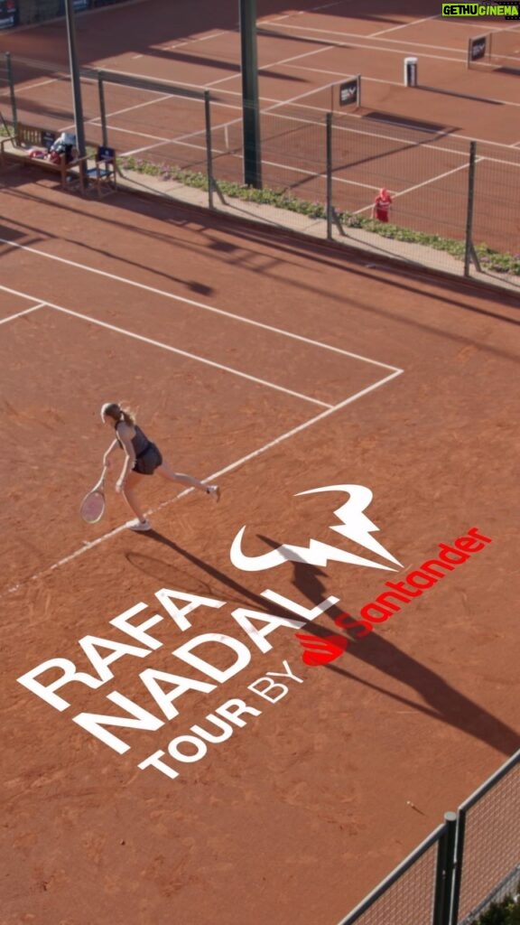 Rafael Nadal Instagram - Aquí os dejamos el resumen de la primera etapa del @rafanadaltour by @santander_es 2024 celebrada en el @rctb1899 de Barcelona. ❤️🖤🤍 El circuito juvenil de tenis solidario a beneficio de la @frnadal 💪🏽 ¡Gracias por participar y nos vemos en Sevilla! #rafanadaltour #barcelona #rafanadal #tenis #solidario #tennislover #bcn #RafaNadalTour2024