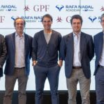 Rafael Nadal Instagram - ¡𝗧𝗲𝗻𝗲𝗺𝗼𝘀 𝘂𝗻𝗮 𝗴𝗿𝗮𝗻 𝗻𝗼𝘁𝗶𝗰𝗶𝗮 𝗾𝘂𝗲 𝗰𝗼𝗺𝗽𝗮𝗿𝘁𝗶𝗿 𝗰𝗼𝗻 𝘃𝗼𝘀𝗼𝘁𝗿𝗼𝘀! ⬇️ La @rafanadalacademy acelerará sus planes de expansión internacional con la entrada de GPF! @rafaelnadal ha dado un paso definitivo en su compromiso de promover los valores en el deporte y la educación en jóvenes y adultos de todo el mundo y acelera sus planes de expansión internacional dando entrada en el accionariado a GPF, quien comparte los valores promovidos en la Rafa Nadal Academy además de una gran identidad cultural y generacional con Rafa Nadal. “𝘋𝘶𝘳𝘢𝘯𝘵𝘦 𝘮𝘶𝘤𝘩𝘰𝘴 𝘢ñ𝘰𝘴 𝘩𝘦𝘮𝘰𝘴 𝘵𝘳𝘢𝘣𝘢𝘫𝘢𝘥𝘰 𝘱𝘢𝘳𝘢 𝘤𝘰𝘯𝘴𝘰𝘭𝘪𝘥𝘢𝘳 𝘭𝘢 𝘢𝘤𝘢𝘥𝘦𝘮𝘪𝘢 𝘦𝘯 𝘔𝘢𝘭𝘭𝘰𝘳𝘤𝘢 𝘺 𝘦𝘮𝘱𝘦𝘻𝘢𝘳 𝘢 𝘦𝘴𝘵𝘢𝘳 𝘦𝘯 𝘥𝘪𝘧𝘦𝘳𝘦𝘯𝘵𝘦𝘴 𝘱𝘢𝘳𝘵𝘦𝘴 𝘥𝘦𝘭 𝘮𝘶𝘯𝘥𝘰. 𝘌𝘴𝘵𝘰𝘺 𝘱𝘦𝘳𝘴𝘰𝘯𝘢𝘭𝘮𝘦𝘯𝘵𝘦 𝘮𝘶𝘺 𝘴𝘢𝘵𝘪𝘴𝘧𝘦𝘤𝘩𝘰 𝘤𝘰𝘯 𝘵𝘰𝘥𝘰 𝘭𝘰 𝘲𝘶𝘦 𝘩𝘦𝘮𝘰𝘴 𝘩𝘦𝘤𝘩𝘰 𝘩𝘢𝘴𝘵𝘢 𝘢𝘩𝘰𝘳𝘢 𝘺 𝘱𝘰𝘳 𝘦𝘴𝘰 𝘮𝘦 𝘩𝘢𝘤𝘦 𝘦𝘴𝘱𝘦𝘤𝘪𝘢𝘭 𝘪𝘭𝘶𝘴𝘪ó𝘯 𝘢𝘳𝘳𝘢𝘯𝘤𝘢𝘳 𝘶𝘯𝘢 𝘯𝘶𝘦𝘷𝘢 𝘦𝘵𝘢𝘱𝘢 𝘥𝘦 𝘦𝘹𝘱𝘢𝘯𝘴𝘪ó𝘯 𝘪𝘯𝘵𝘦𝘳𝘯𝘢𝘤𝘪𝘰𝘯𝘢𝘭 𝘥𝘦 𝘭𝘢 𝘮𝘢𝘯𝘰 𝘥𝘦 𝘎𝘗𝘍, 𝘲𝘶𝘪𝘦𝘯 𝘤𝘰𝘮𝘱𝘢𝘳𝘵𝘦 𝘯𝘶𝘦𝘴𝘵𝘳𝘰𝘴 𝘷𝘢𝘭𝘰𝘳𝘦𝘴, 𝘷𝘪𝘴𝘪ó𝘯 𝘦 𝘪𝘭𝘶𝘴𝘪ó𝘯. 𝘌𝘴𝘵𝘰𝘺 𝘤𝘰𝘯𝘷𝘦𝘯𝘤𝘪𝘥𝘰 𝘥𝘦 𝘲𝘶𝘦 𝘦𝘴𝘵𝘢 𝘢𝘴𝘰𝘤𝘪𝘢𝘤𝘪ó𝘯 𝘴𝘦𝘳á 𝘶𝘯 é𝘹𝘪𝘵𝘰 𝘲𝘶𝘦 𝘯𝘰𝘴 𝘢𝘺𝘶𝘥𝘢𝘳á 𝘢 𝘢𝘤𝘦𝘭𝘦𝘳𝘢𝘳 𝘦𝘭 𝘤𝘳𝘦𝘤𝘪𝘮𝘪𝘦𝘯𝘵𝘰 𝘥𝘦𝘭 𝘨𝘳𝘶𝘱𝘰”, ha afirmado el propio. 👉🏻 Podéis encontrar más información en la web www.rafanadalacademy.com o en nuestros stories. ➖➖➖➖➖➖ We have great news to share with you! The @rafanadalacademy accelerattes its international expansion with the entry of GPF Rafa Nadal takes a decisive step in his commitment to promoting values in sports and education among youth and adults worldwide, accelerating its international expansion plans by welcoming GPF as a shareholder, who shares the values promoted at the Rafa Nadal Academy and has a strong cultural and generational identity with Rafa Nadal. 👉🏻 You can find more information on the website www.rafanadalacademy.com or in our IG stories.