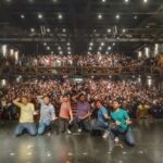 Rafael Pimenta Instagram - Eu tenho muita sorte. Me apresentar com Improvável, junto a colegas tão talentosos e queridos, é sempre um motivo de muita felicidade. @ciabarbixas @bellamarcatti @andres_girando Teatro Claro MAIS RJ