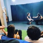 Rafael Pimenta Instagram - 📢 Começou ontem o workshop de IMPROVISO com o Rafael Pimenta 📢 Fotos de alguns dos momentos da aula com essa turma elegante e sincera 🥸😎 🫵🏽 você está na turma e aparece nessa foto? Comenta aqui o que achou da aula, assim a gente te acha por aqui também! 📸 @gabdeira #ProAC2022 #casa11 #improviso #rafaelpimenta #escoladeteatro #escoladepalhaçaria #comédia #humor #auladeimprovisacao #improvisoteatral #WorkshopDeImproviso #Risadas #MomentosInesquecíveis Casa 11