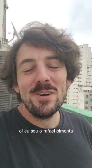 Rafael Pimenta Instagram - Tem curso novo com professor novo aterrissando na Casa!!!!

Já não é novidade que o Improviso vem compondo a nossa curadoria de cursos, caminhando com grandes nomes ao lado da Palhaçaria, num balé humorístico sem precedentes, onde quem ganha é a Comunidade Onzer (sim, apelido carinhoso que nos damos e a vocês que integram nosso mundinho).

Dito isso, damos as boas vindas ao querido Rafael Pimenta, @orafapimenta , que conduzirá um workshop de improvisação aqui :)

🎭 Workshop de Improviso
14, 15 e 16 de Abril
sexta das 19:30 às 10:30
sábado e domingo das 14:00 às 18:30

O Rafa é ator, improvisador e diretor de teatro. Protagoniza a série de humor “Necrópolis”, disponível na Netflix. Atuou ainda no espetáculo Jogando no Quintal, nas séries “Condomínio Jaqueline”, do canal Fox, “X-Coração”, animação do canal Disney XD, e "Confessionário Online". Foi também um dos participantes do Reality Show “Futuro Ex-Porta” do Porta dos Fundos.

Para mais informações acesse nosso site, www.casa11.com.br (tem link direto pra ele na descrição do nosso perfil), chame a gente no whatsapp (11) 93474 2015 ou fale pra gente aqui nos comentários que você tem interesse que a gente te chama para mais detalhes 🙃

#casa11 #palhaço #escoladeteatro #palhaçaria #narizvermelho #clown #cursodeteatro  #cursodepalhaço #comédia #humor #palhacese #improviso