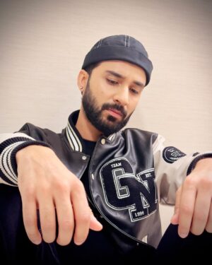 Raghav Juyal Instagram - Photos pe sala views to aate nahi , 
chalo koi nahi ,kuch cheese apna mann behelane ke liye bhi ki jaati hain .
Tell me which is the best one ?
