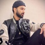 Raghav Juyal Instagram - Photos pe sala views to aate nahi , chalo koi nahi ,kuch cheese apna mann behelane ke liye bhi ki jaati hain . Tell me which is the best one ?