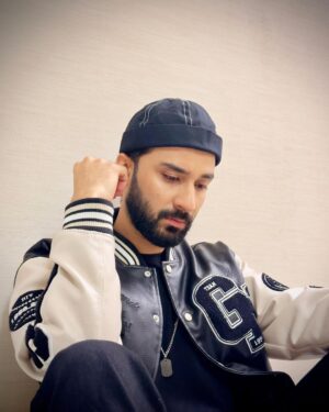 Raghav Juyal Instagram - Photos pe sala views to aate nahi , 
chalo koi nahi ,kuch cheese apna mann behelane ke liye bhi ki jaati hain .
Tell me which is the best one ?