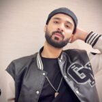 Raghav Juyal Instagram - Photos pe sala views to aate nahi , chalo koi nahi ,kuch cheese apna mann behelane ke liye bhi ki jaati hain . Tell me which is the best one ?
