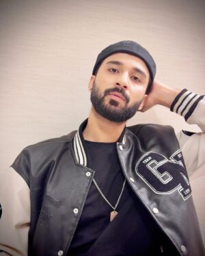 Raghav Juyal Instagram - Photos pe sala views to aate nahi , 
chalo koi nahi ,kuch cheese apna mann behelane ke liye bhi ki jaati hain .
Tell me which is the best one ?