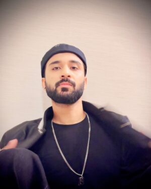Raghav Juyal Instagram - Photos pe sala views to aate nahi , 
chalo koi nahi ,kuch cheese apna mann behelane ke liye bhi ki jaati hain .
Tell me which is the best one ?