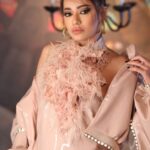 Rahma Riyad Instagram - ' ‎من بَعدك أنا متل الشّبح؛ ‎بُعدك عنّي طفّاني ‎قتل إحساسي فضّاني ‎ناقص بلاك كلّ الفرح… ‎لمشاهدة فيديو كليب أغنيتي الجديدة #ساعة_رمل ⏳🎶 ‎ الرابط في البايو ◀️ ‎‏ ‎#رحمة_رياض | #RahmaRiad @emusicismylife | @watarydigital