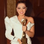 Rahma Riyad Instagram - ' بگد ما راح تتعب بالآخر لازم تحصد نجاح.. ولله الحمد أنا ثمرة نجاحي حصدتها بفضل مثابرتي ومحبتكم ودعمكم.. سعيدة جدأ بهذا التكريم.. شكرًا الموركس دور✨ ‏@murexdor | #Murexdorinternational‬⁩ 2022 شكرًا لكل شخص صوت لأغنيتي #الكوكب 🪐.. أحبكم ❤️ ‏Makeup @patriciariga ‏Hairstyle @salon.andregureghian ‏Outfit by @nemer_saade ‏Jewelry @yeprem ‏Styled by @sara8barakat ‏‎‏Photographer @zobiansaadofficiall ‏Thanks🤍! ‏‎#رحمة_رياض | #RahmaRiad #Murexdor2022 | #Murexdor Atlantis, The Palm