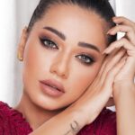 Rahma Riyad Instagram - شنو رأيكم بعدساتي اليوم ؟ هذا اللون اسمه لاتن قراي من مجموعة عدسات لومينوس - Luminous lenses اني يمكن أقل وحدة تلبس عدسات بس صار فترة كلش حابة هاي العدسة 😍 خفيفة ومريحة للعين وألوانها طبيعية مو بارزة واللي عيونهم حساسة وما تناسبهم كل أنواع العدسات هاي راح تكون الاختيار الأمثل الكم ❤️ هذا حسابهم الرسمي👇🏼 @Luminous_lenses وهنا بالعراق 👇🏼 @luminous_iraq متوفرة ب ١٠ ألوان، جربوها وأنطوني رأيكم بيها؟! #رحمة_رياض | #RahmaRiad | #luminouslenses
