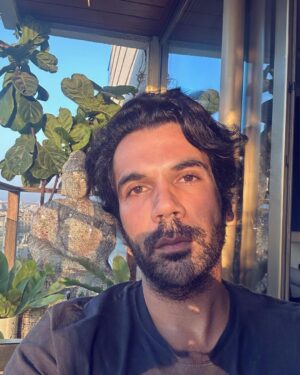 Rajkummar Rao Instagram - Light Ja rahi hai. जल्दी फोटो ले लो।