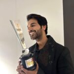 Rajkummar Rao Instagram - Got The Most Versatile Talent of the Year Award at the #HelloHallOfFame Awards last night for #BadhaaiDo #HIT and #MonicaOMyDarling. Thank you team @hellomagindia and @ruchikamehta05 for this and thank you to you guys out there. Gratitude ❤️