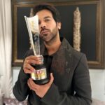 Rajkummar Rao Instagram - Got The Most Versatile Talent of the Year Award at the #HelloHallOfFame Awards last night for #BadhaaiDo #HIT and #MonicaOMyDarling. Thank you team @hellomagindia and @ruchikamehta05 for this and thank you to you guys out there. Gratitude ❤️